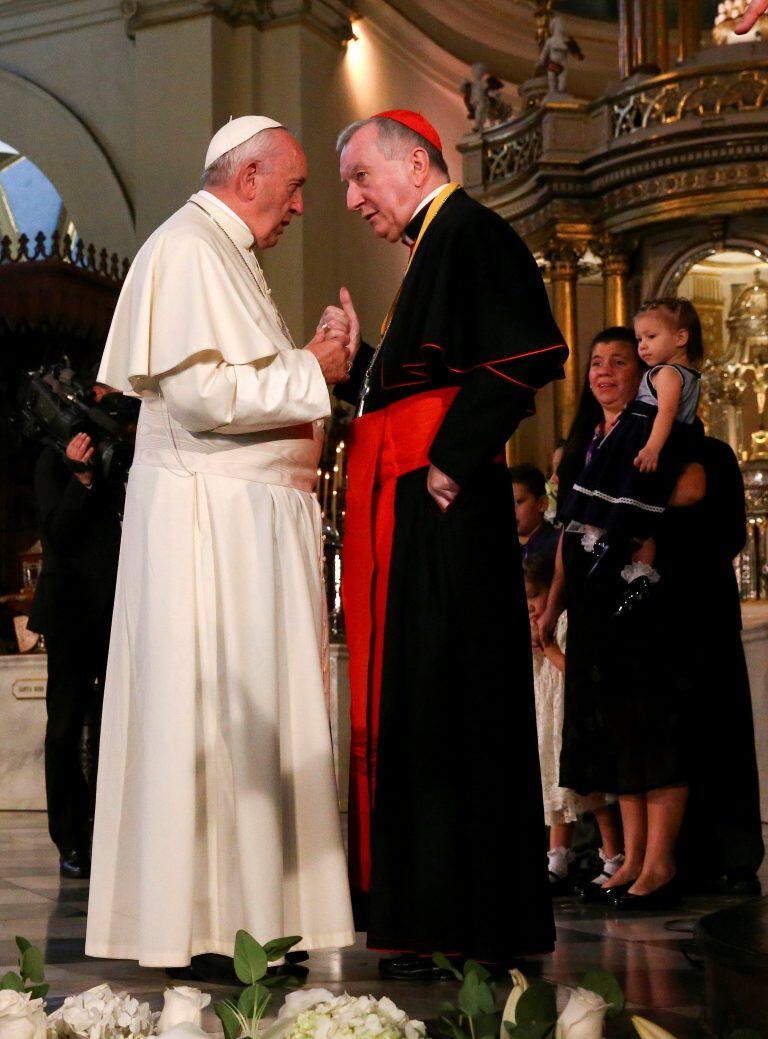 FOTO DE ARCHIVO: El Papa Francisco habla con el Secretario de Estado del Vaticano, Cardenal Pietro Parolin, cuando llegan a la Catedral de San Juan Apóstol y Evangelista en Lima, Perú, el 21 de enero de 2018. Crédito: REUTERS / Alessandro Bianchi.