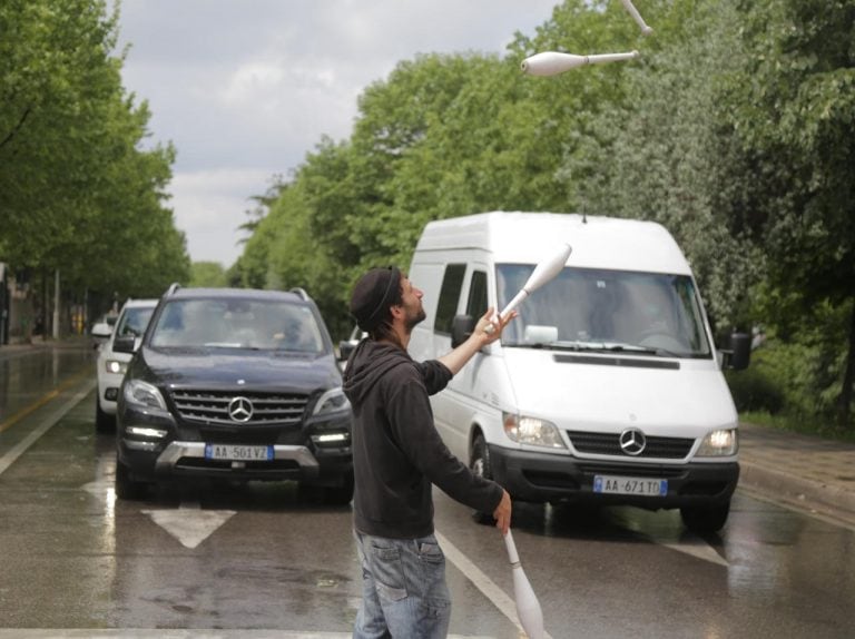 Artistas argentinos alegran con su arte las calles de Albania.

Fotos: Shqiptarja