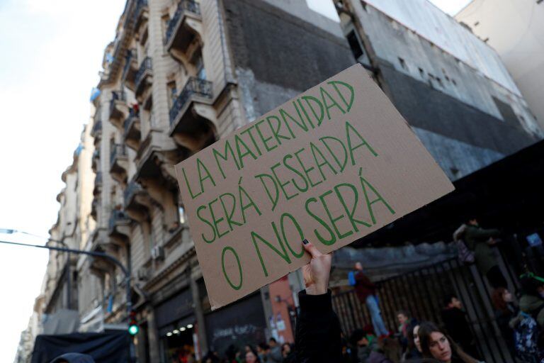 Miles de personas festejan la aprobación de la despenalización del aborto por parte de la Cámara de Diputados