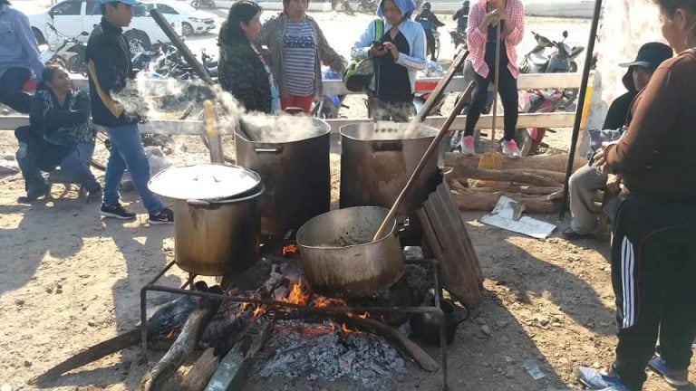 Olla popular en corte de ruta en Libertador General San Martin