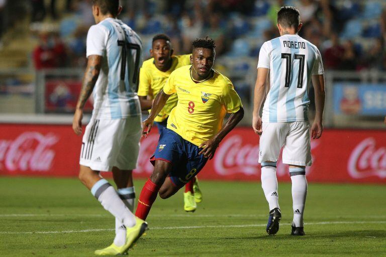 Jose Cifuentes festeja el gol con y los argentinos quedan frustrados(CLAUDIO REYES / AFP)