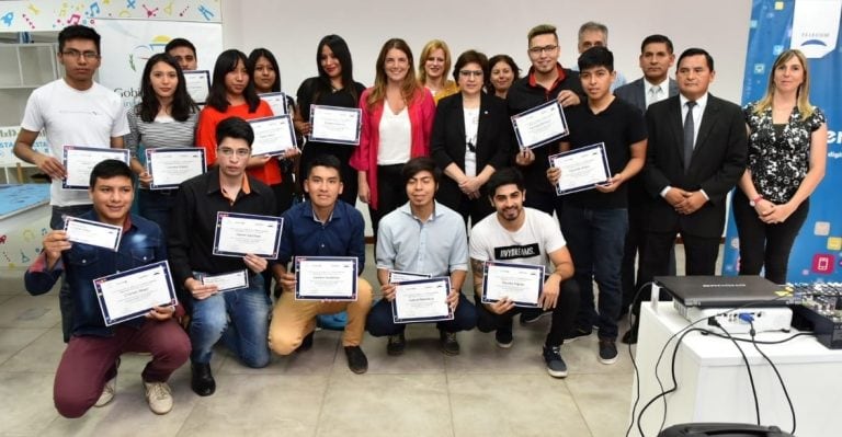 Tras cuatro meses de capacitación, jóvenes jujeños recibieron sus diplomas como "desarrolladores web PHP", conocimiento ampliamente requerido por el mercado laboral IT en la actualidad.