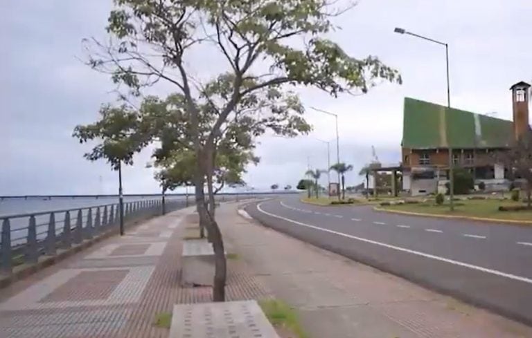 El tiempo en Posadas, neblinas por la mañana y muy despejado a la tarde. Aquí, la Costanera frente a la Capilla Stella Maris. (Misiones Online)