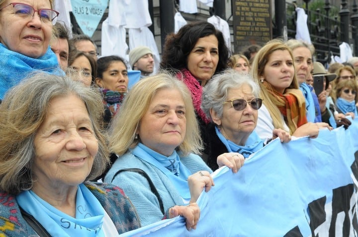 Enfermeras y médicos mostraron sus pancartas