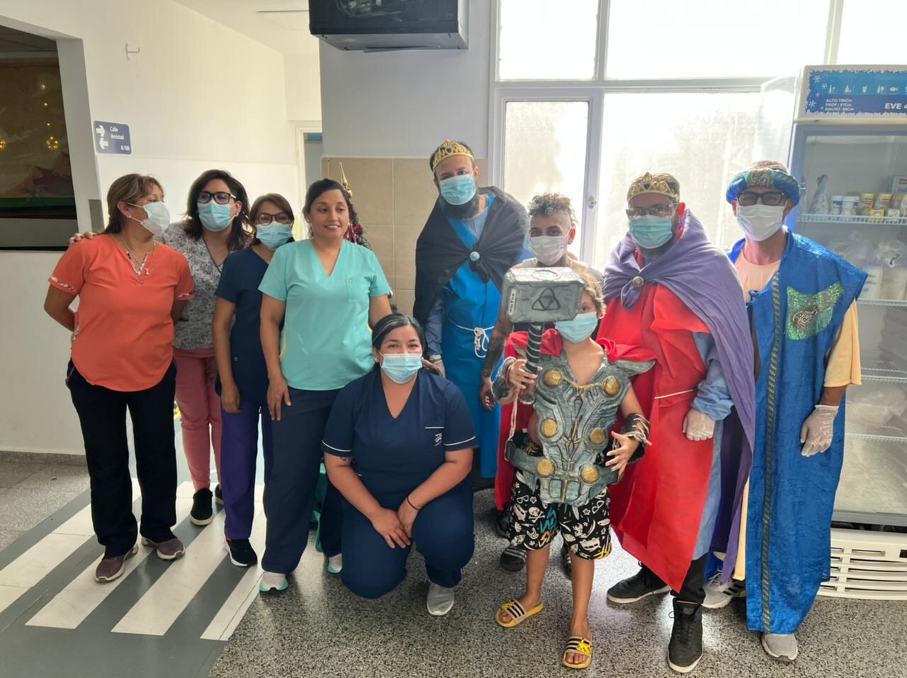 Verónica y los reyes magos llegaron al Hospital Castro Rendor para entregar juguetes.