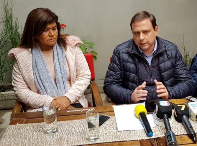 “Venimos para revertir la difícil situación a la que nos llevaron los gobiernos de Macri y Morales”, dice Guilermo Snopek. En la foto, junto a su compañera de fórmula, Fernanda Colque.