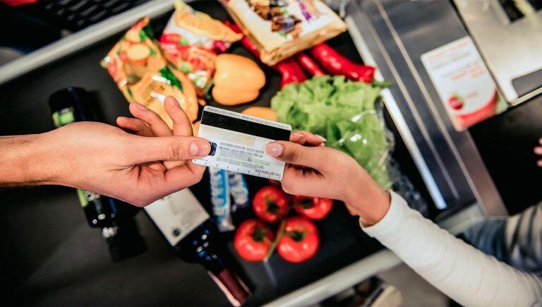 Viedma y Bariloche serán las ciudades que más aporte recibirán para la compra de alimentos (web).