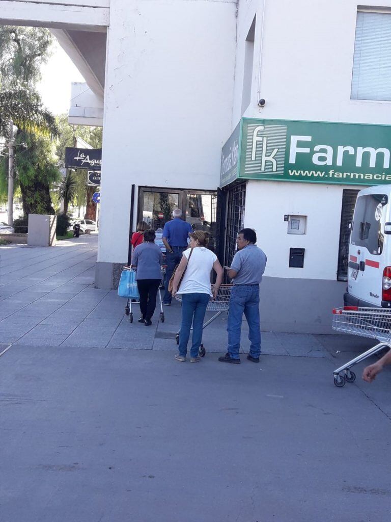 Fila de gente en uno de los supermercados de acceso a la ciudad.