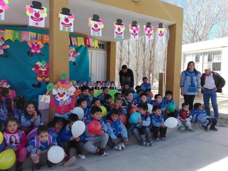 Elsa y los chicos de su salita en un acto escolar.