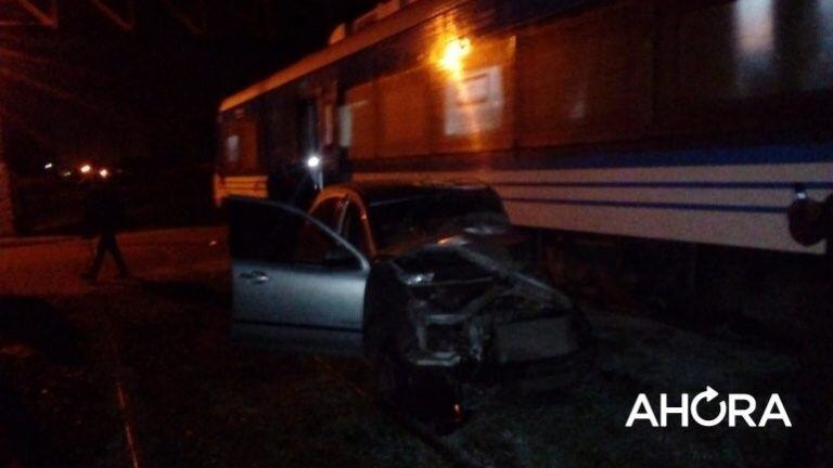 Un auto chocó contra el tren que une Paraná con Colonia Avellaneda y el conductor tuvo que ser trasladado