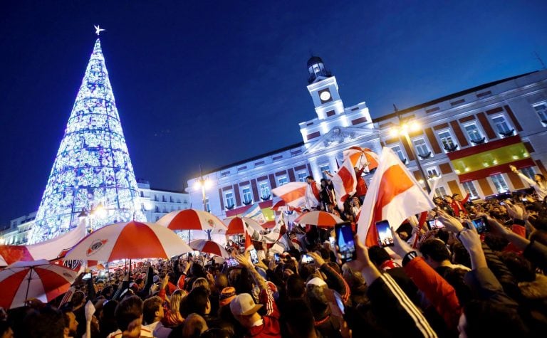 Aficionados del River Plate abarrotan la Puerta del Sol de Madrid, un día antes de la final de la Copa Libertadores que el equipo disputará mañana frente al Boca Juniors en el estadio Santiago Bernabéu.- (EFE)