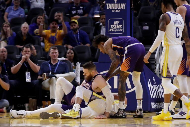 Los 118 kilos de Aron Baynes cayeron sobre la mano de Curry (Foto: Ben Margot/AP)