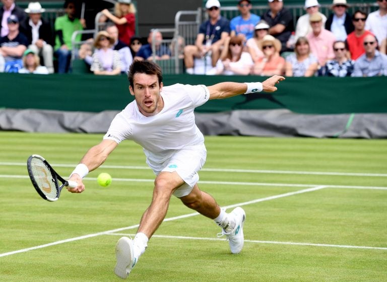 Leonardo Mayer no pudo con Hubert Hurkacz y quedó eliminado. (EFE)