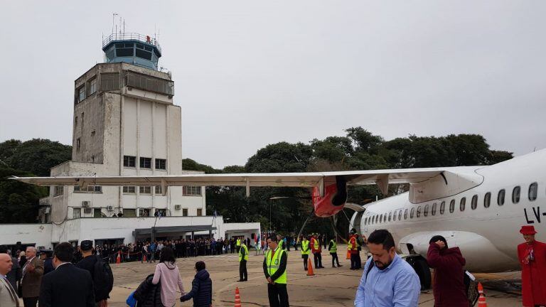 Una nutrida comitiva recibió con bombos y platillos el vuelo inaugural de Avianca en Reconquista. (Vía Rosario)