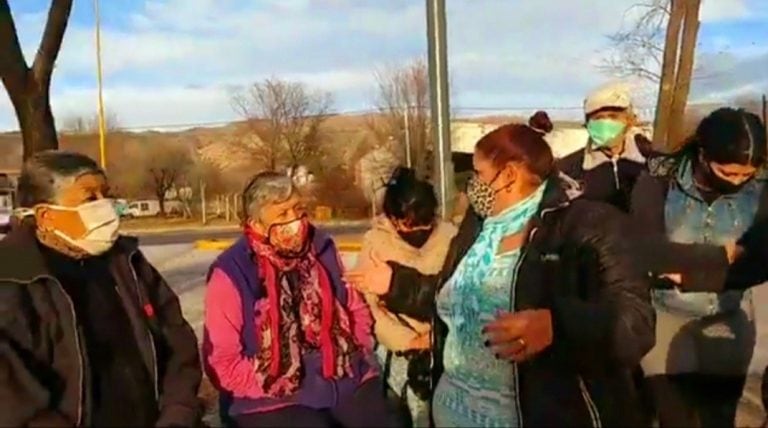 Protesta de vecinos por el alojamiento de pacientes con Covid-19 en Cosquín. (Foto: captura / Facebook 24 Crónica Cosquín HD).