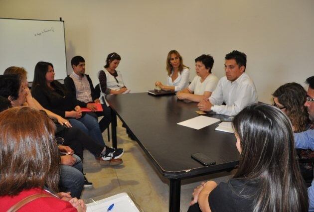 Funcionarios del Ministerio de Educación se reunieron con docentes de la escuela de San Jerónimo. Foto: ANSL