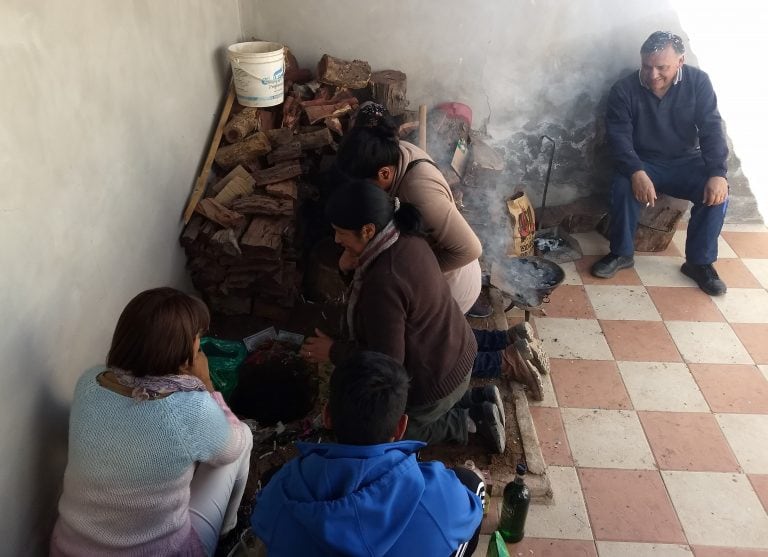 En familia, con amigos y visitantes, la ceremonia en casa de los Vega.