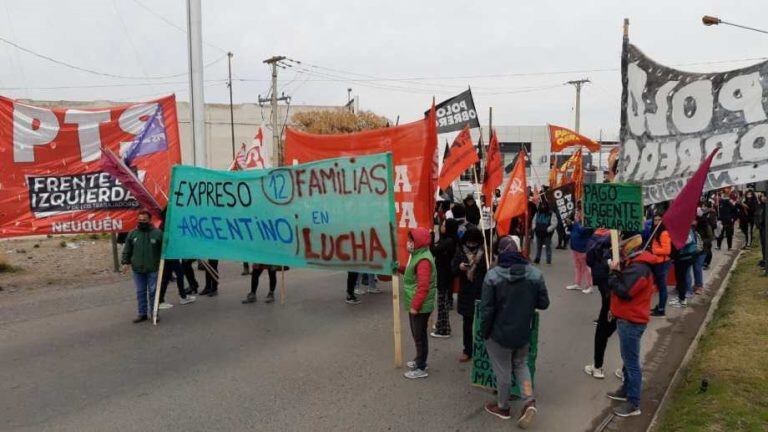 Corte en el puente Neuquén-Cipolletti de trabajadores de Expreso Argentino