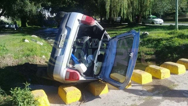 El automóvil cayó en el lecho de un rió en Río Ceballos.