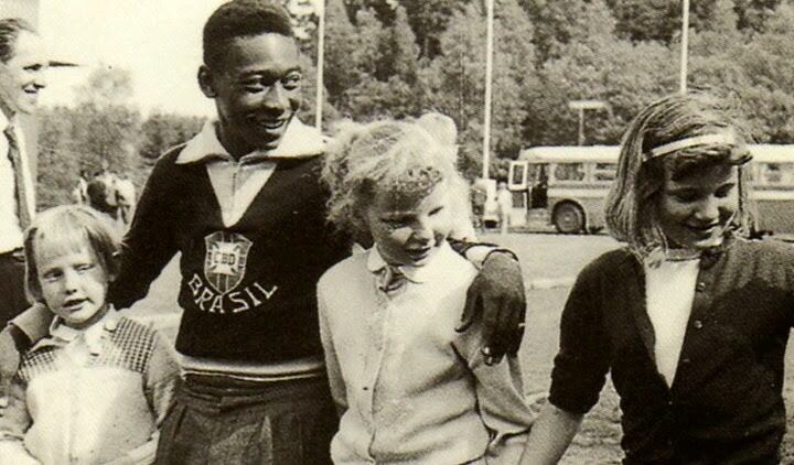 El Rey Pelé, con su magnetismo innato. Por ejemplo con las jóvenes admiradores suecas que querían tocarlo para saber si estaba pintado de negro.