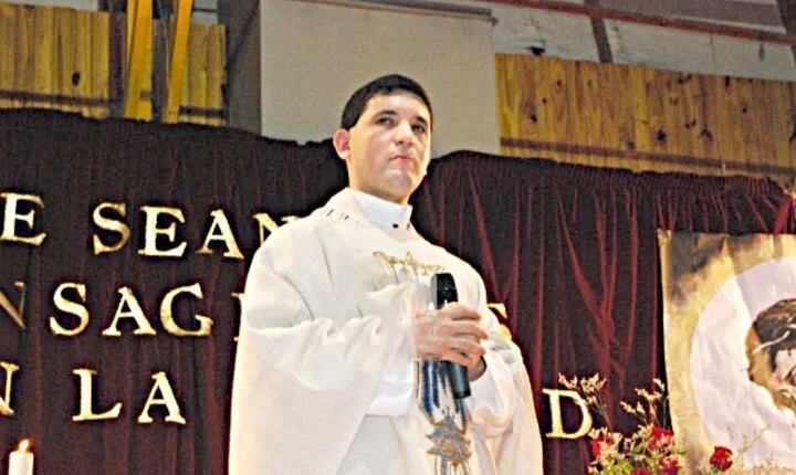 sacerdote Cristian Vázquez