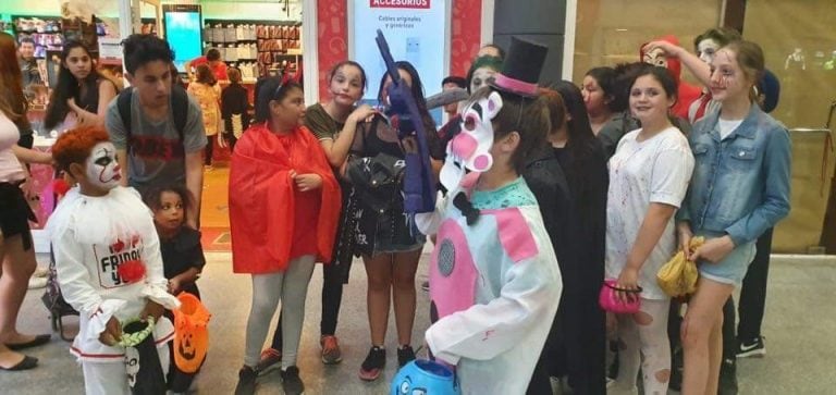 Máscaras, sombreros, capas y maquillajes, fueron los protagonistas de la tarde.