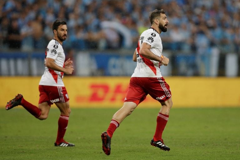 Ignacio Scocco y Lucas Pratto (AP).