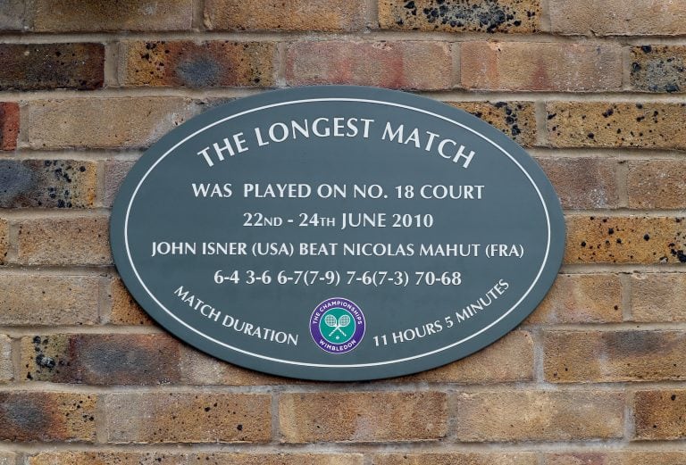 La placa que se luce en el All England Club. (AP)