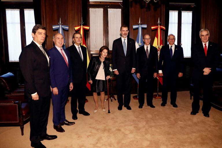 El rey Felipe VI (2d), acompañado por el ministro de Asuntos Exteriores de España Josep Borrell (2d), el presidente de la Corte Suprema de Justicia de la Nación Carlos Rosenkrantz (3d) y otras delegaciones, durante su visita a la Corte Suprema de la Nación, esta tarde en Buenos Aires, Argentina. EFE/MARISCAL