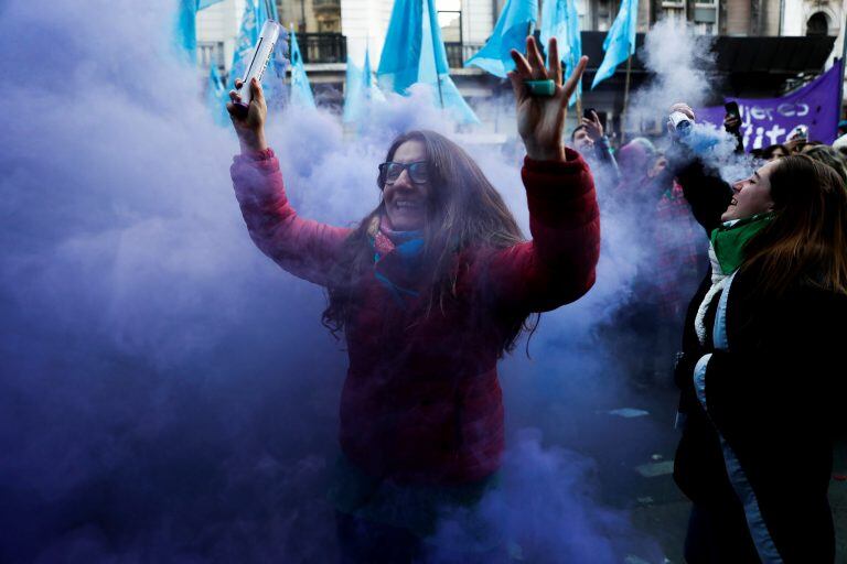 Miles de personas festejan la aprobación de la despenalización del aborto por parte de la Cámara de Diputados