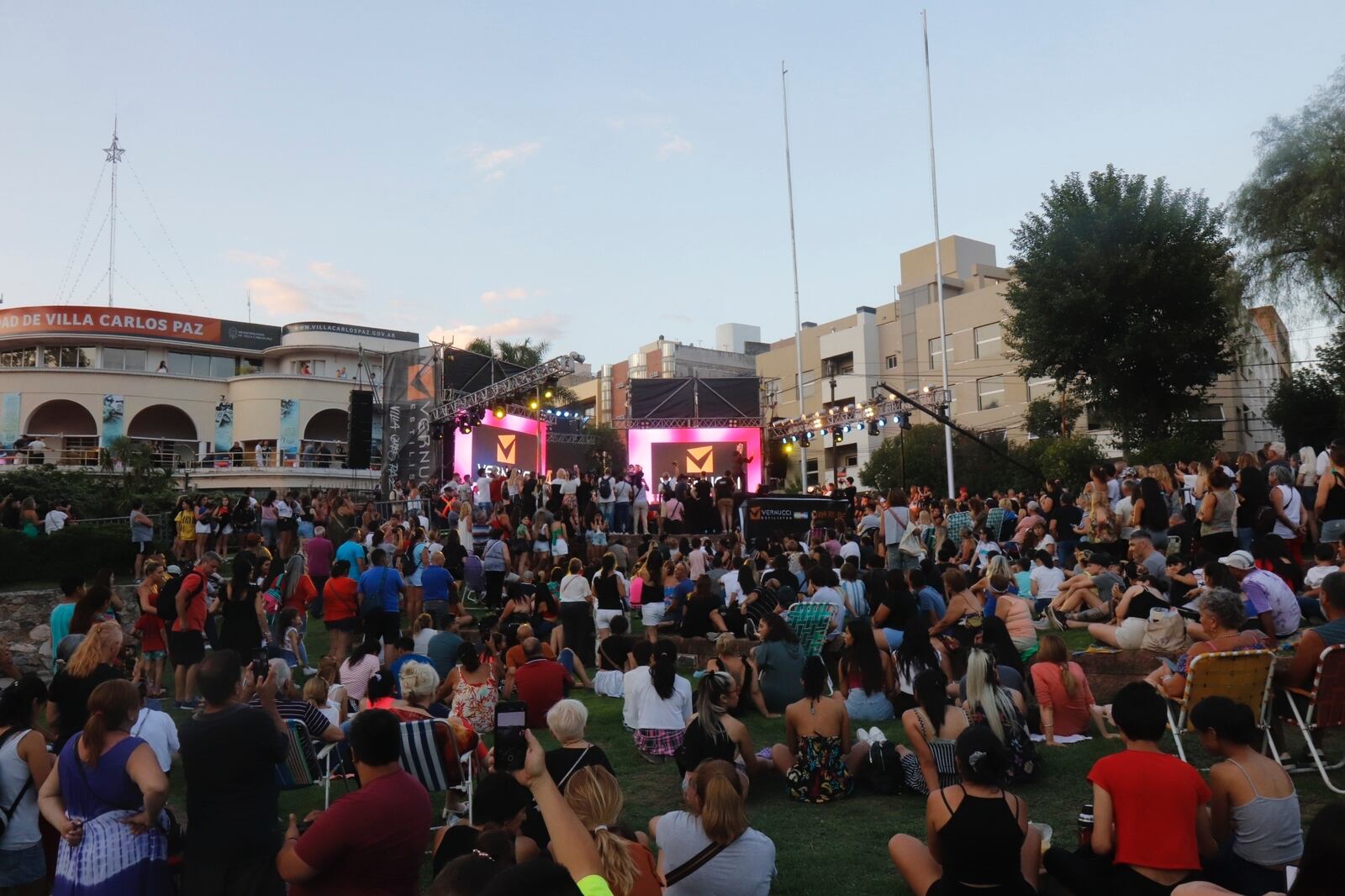 Desfile de los Hermanos Vernucci en Carlos Paz por comienzo de la temporada teatral y turistica 2023