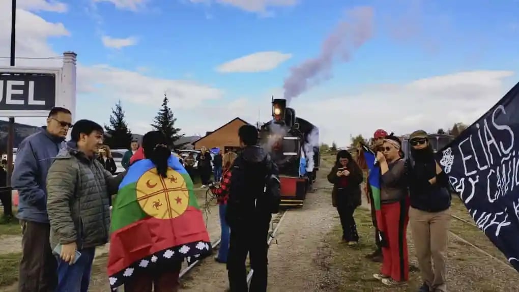 Mapuches bloquearon La trochita en rechazo de los desalojos en Villa Mascardi.