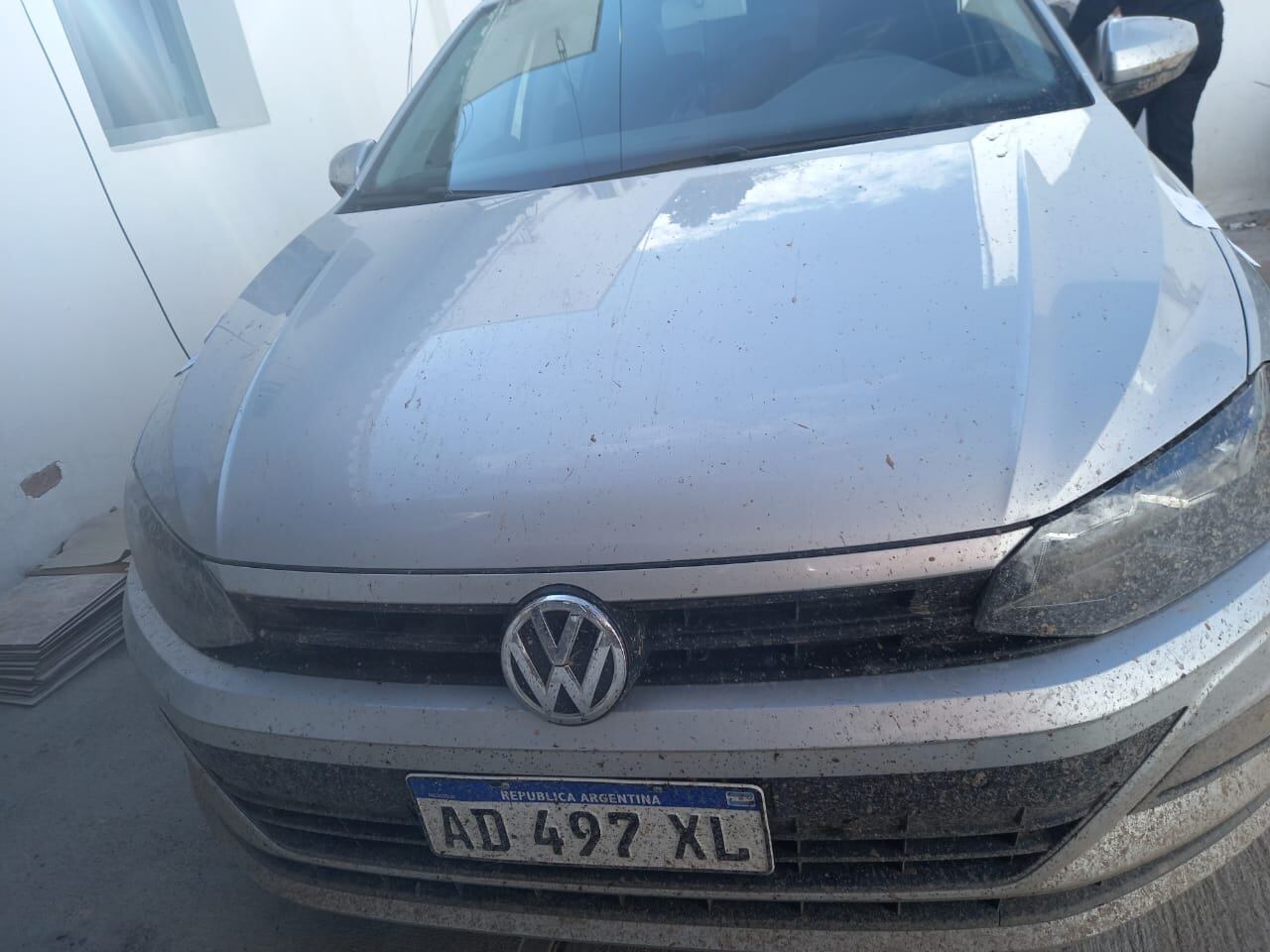 El VW Polo en el que se movilizaban los estafadores en General Alvear.