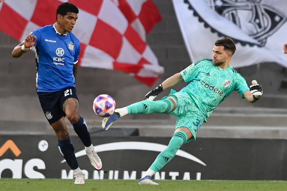 La dramática atajada de Ezequiel Centurión que salvó momentaneamente a River en el Monumental