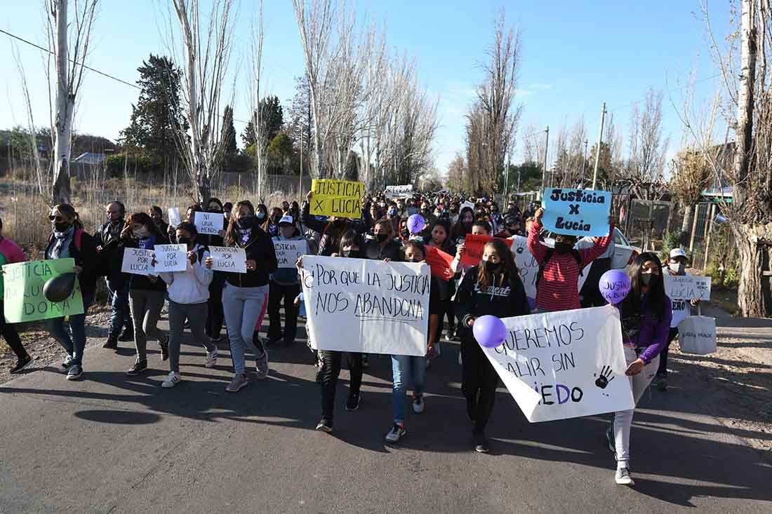 La marcha recorrió también calle Pueyrredón y pasó frente a la vivienda de Lucía y por el lugar en donde hallaron su cuerpo.
