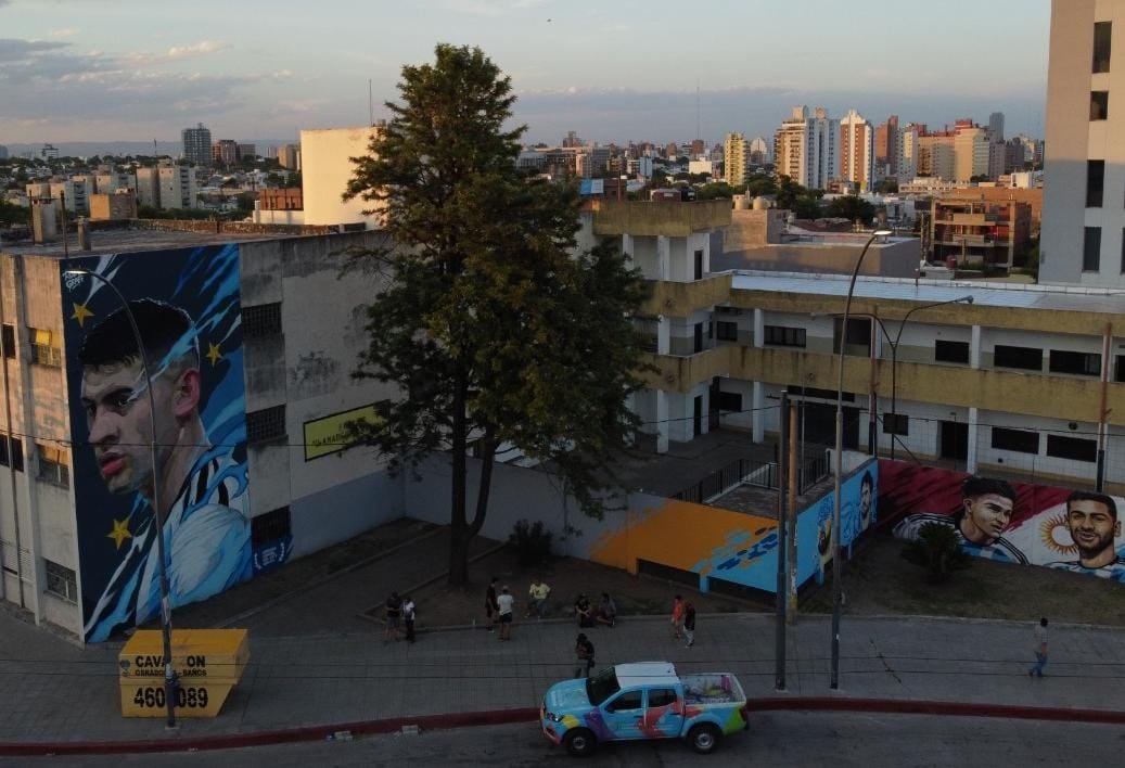 La obra se ubica próxima al mural de los Campeones del Mundo.