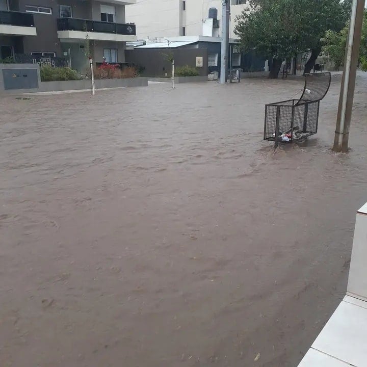 Las calles de la localidad se vieron anegadas y provocaron problemas en el tránsito.