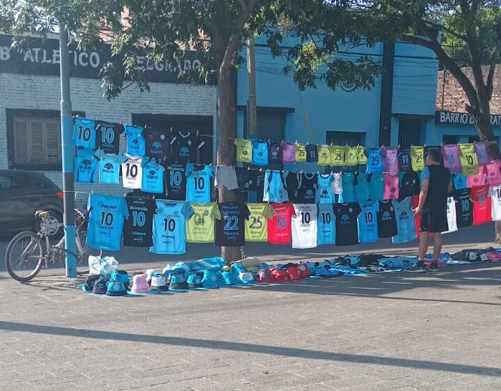 Las camisetas de Zelarayán ya se vendían en Alberdi. (Gentileza Daniel Barceló).