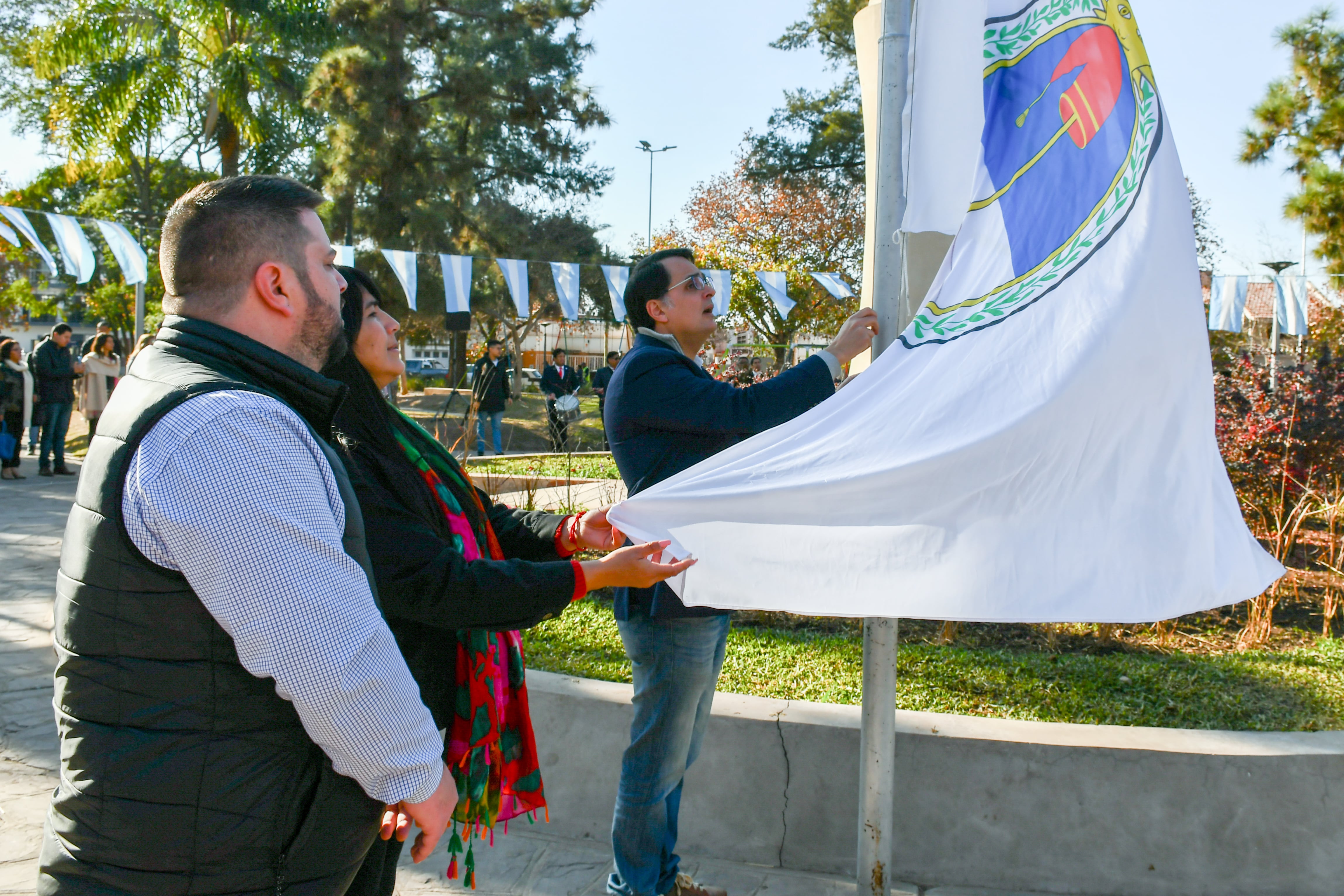 El presidente del Concejo Deliberante, Lisandro Aguiar, fue invitado a izar la Bandera Nacional de la Libertad Civil.