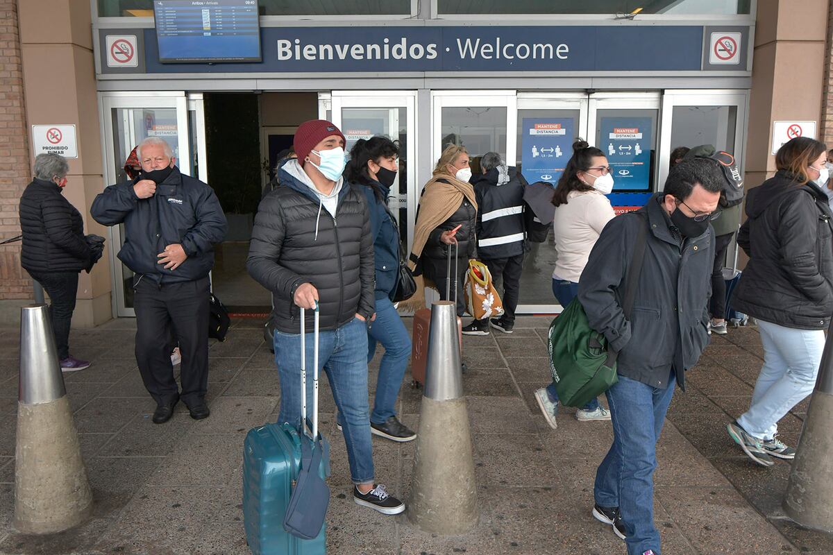 Nuevas flexibilizaciones: no deberán realizar cuarentena quienes regresen al país con su vacunación completa