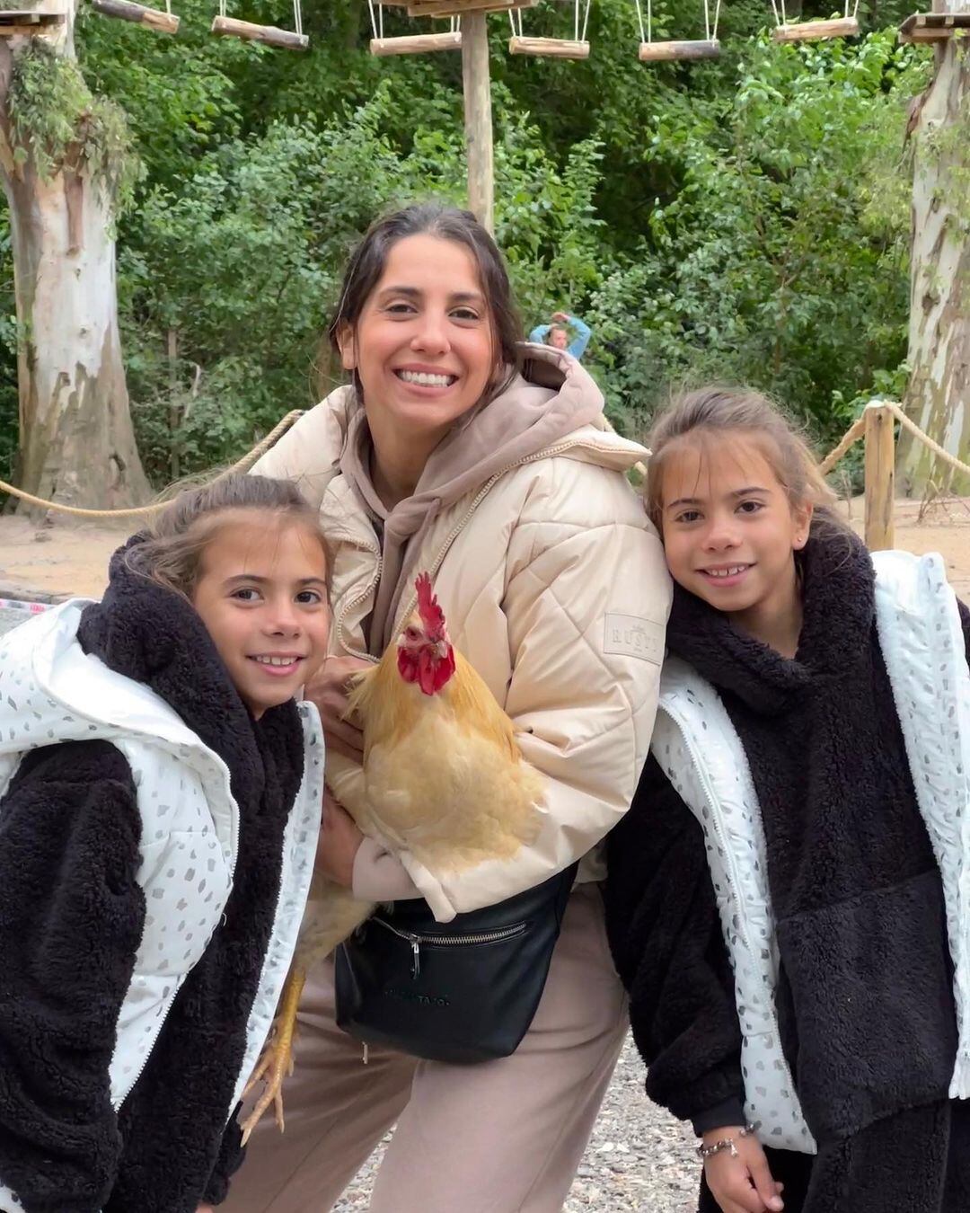 Cinthia Fernández y sus hijas.