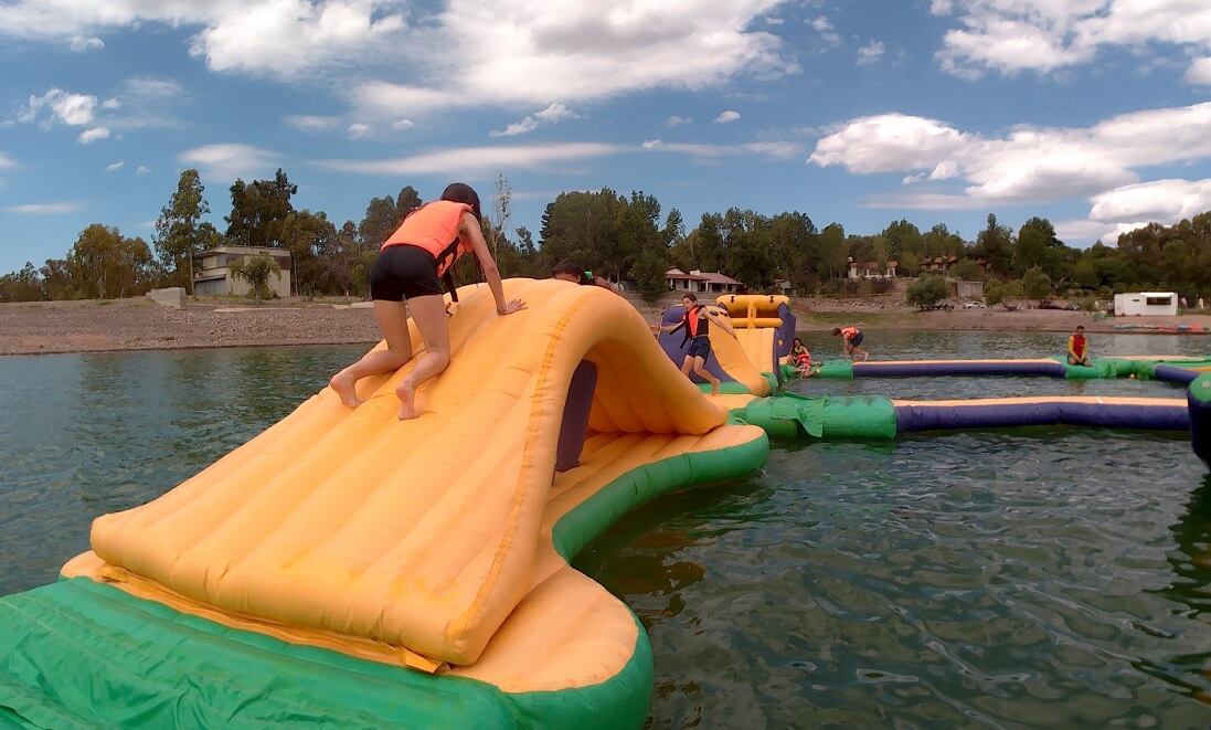 Algunos de los clubes de la costa cuentan con juegos para que los niños puedan disfrutar del agua con seguridad.