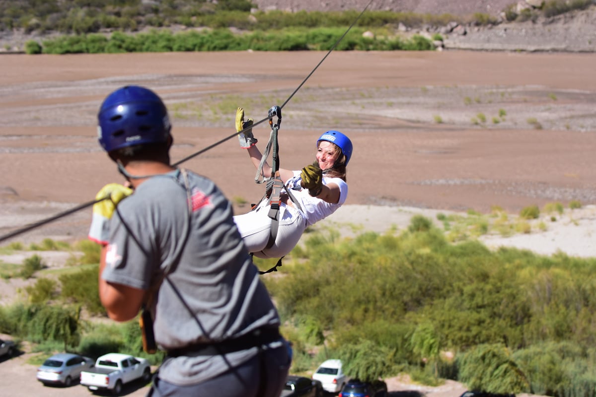 Turismo en alta montaña. 
turistas de varias provincias aprovecharon el primer dia del año para hacer rafting y tirolesa