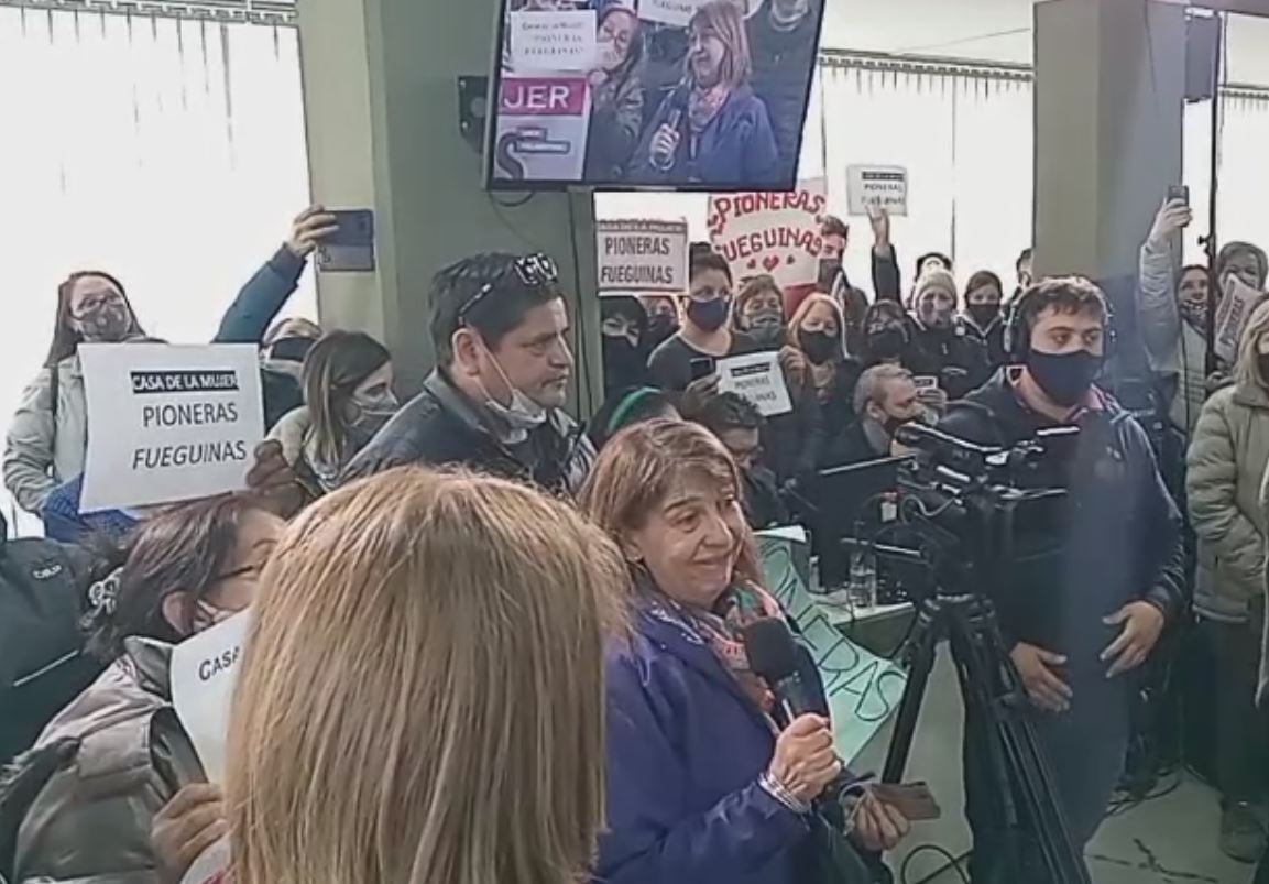 María Cristina Restovich expresó el sentir de todas las personas que proclaman el cambio de nombre a la Casa de la Mujer.