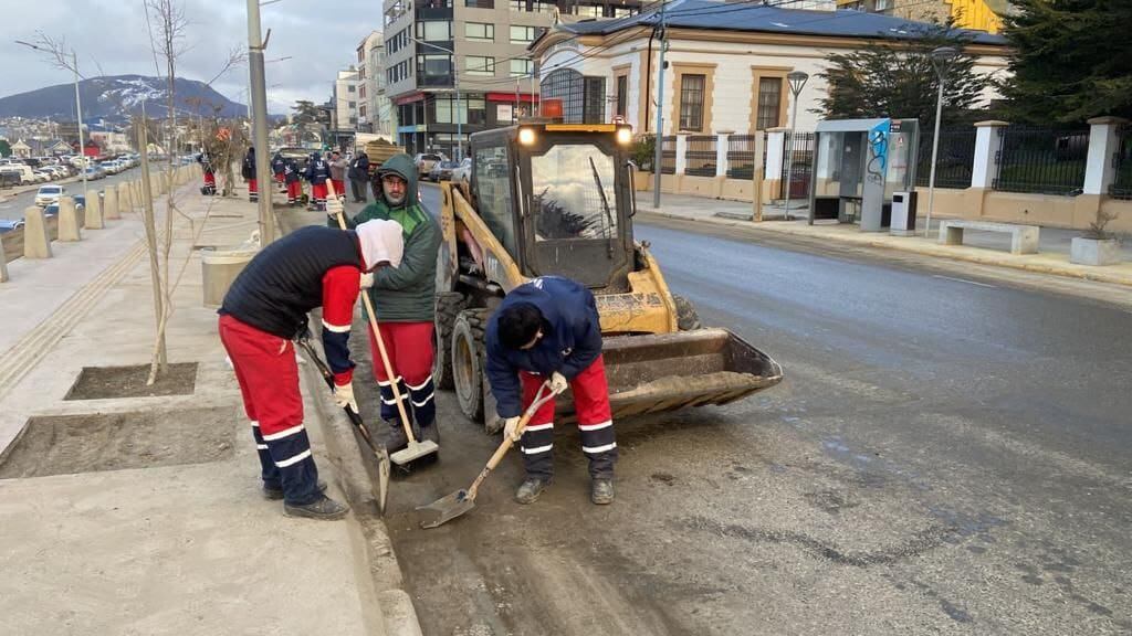 Ushuaia: comenzaron las tareas de limpieza de barro, en veredas y cordones de calles