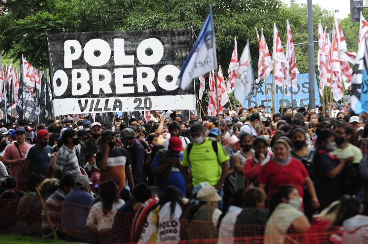 Organizaciones sociales cortan la avenida 9 de Julio en reclamo de más alimentos para comedores comunitarios. (Clarín)