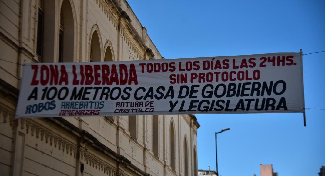 Mientras protestaban, vecinos fueron testigos de otro robo.