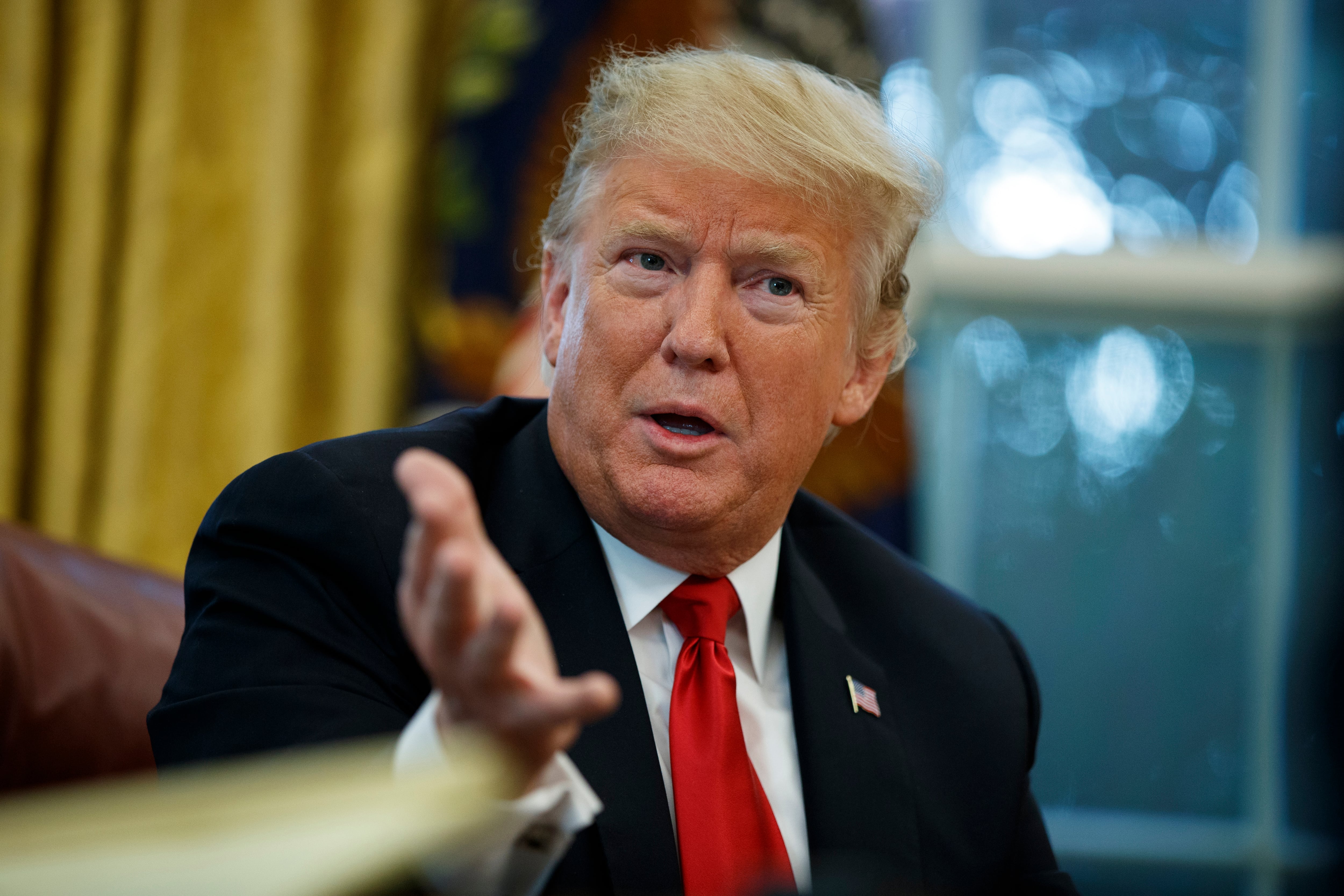 ARCHIVO - El presidente Donald Trump habla durante una entrevista con The Associated Press en el Despacho Oval de la Casa Blanca en Washington el 16 de octubre de 2018. (AP foto/Evan Vucci, archivo)