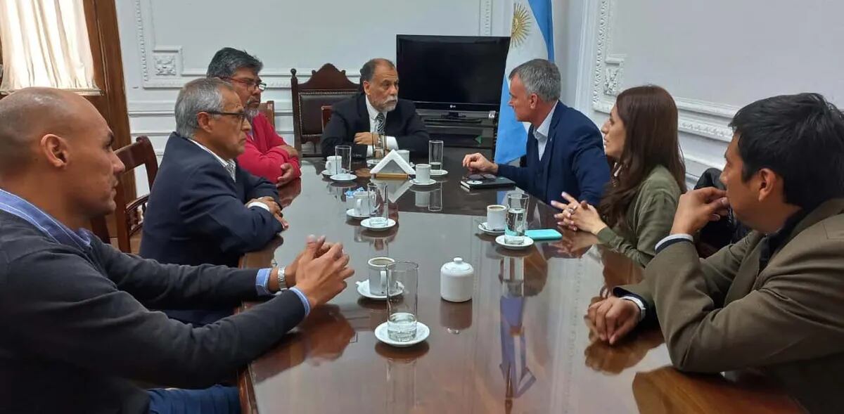 El ministro Normando Álvarez García, junto a miembros de su gabinete, en reunión con el administrador general de Ledesma, Federico Gatti. El Gobierno y la empresa trabajan para potenciar las acciones de capacitación en oficios tecnológicos y tradicionales en la región Yungas.