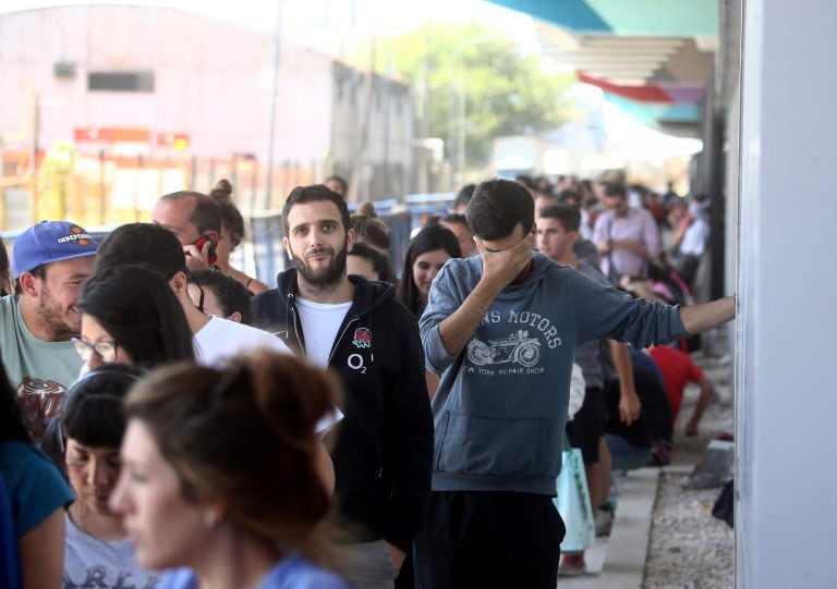 Filas para aplicarse la vacuna contra la fiebre amarilla.